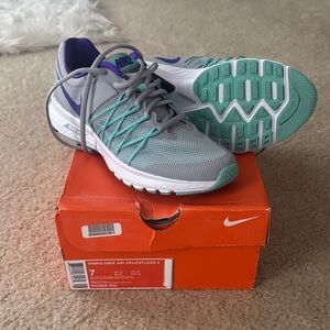 Nike Women's Air Relentless 6 Gray and Teal Athletic Shoes New never worn